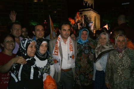 İzmir'de Ak Partililer Seçim Zaferini Cumhuriyet Meydanı'nda Kutladı