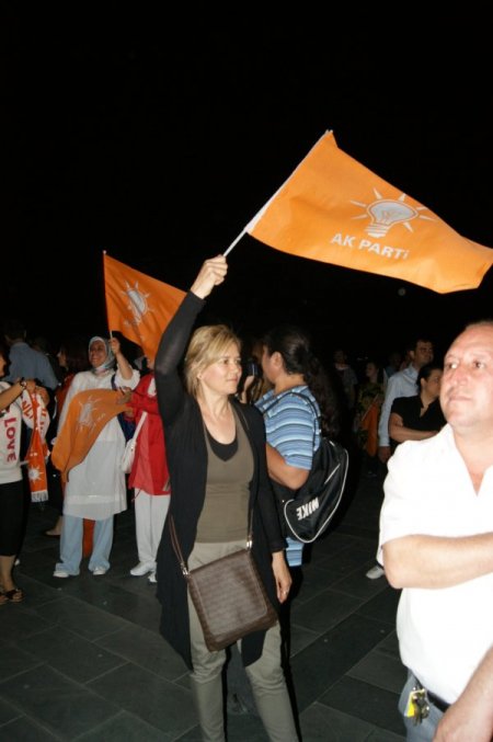 İzmir'de Ak Partililer Seçim Zaferini Cumhuriyet Meydanı'nda Kutladı