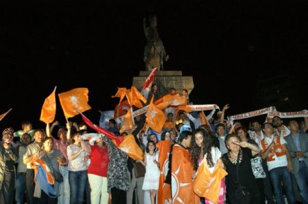 İzmir'de Ak Partililer Seçim Zaferini Cumhuriyet Meydanı'nda Kutladı
