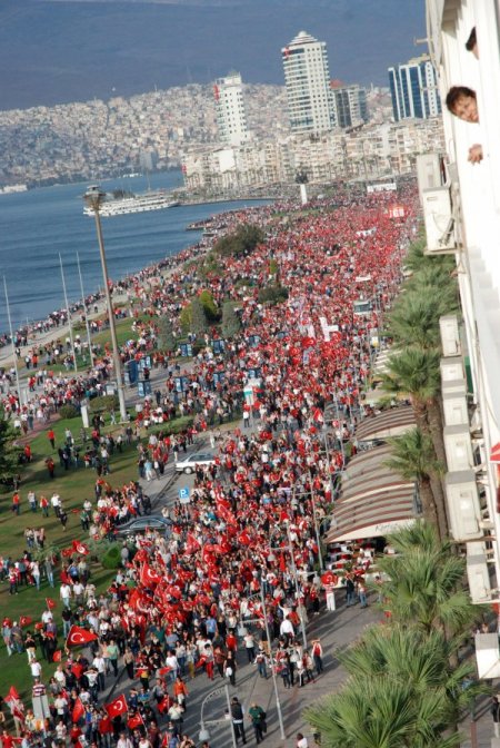 İzmir'de alternatif Cumhuriyet Bayramı kutlaması düzenlendi