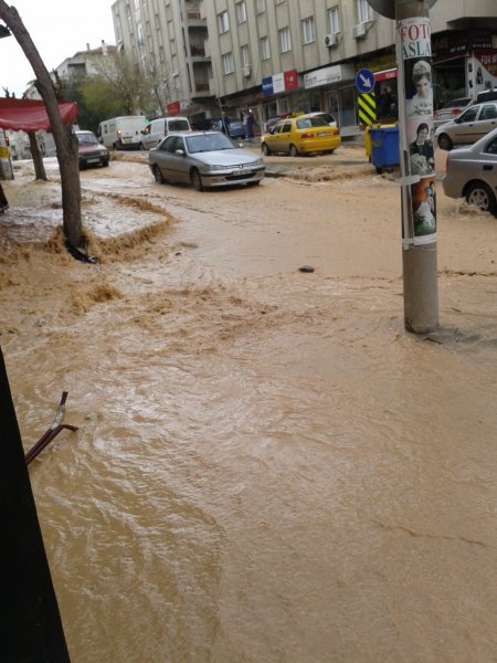 İzmir'de ana su borusu patladı mahalle göle döndü