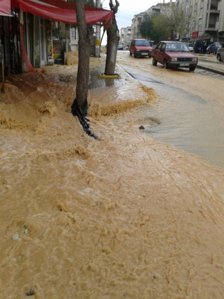 İzmir'de ana su borusu patladı mahalle göle döndü
