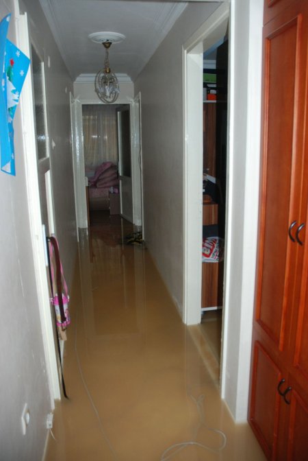 İzmir'de ana su borusu patladı mahalle göle döndü