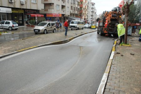 İzmir'de ana su borusu patladı mahalle göle döndü