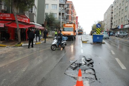 İzmir'de ana su borusu patladı mahalle göle döndü