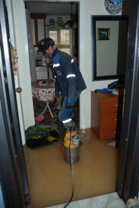İzmir'de ana su borusu patladı mahalle göle döndü