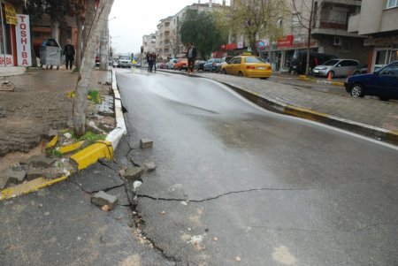 İzmir'de ana su borusu patladı mahalle göle döndü