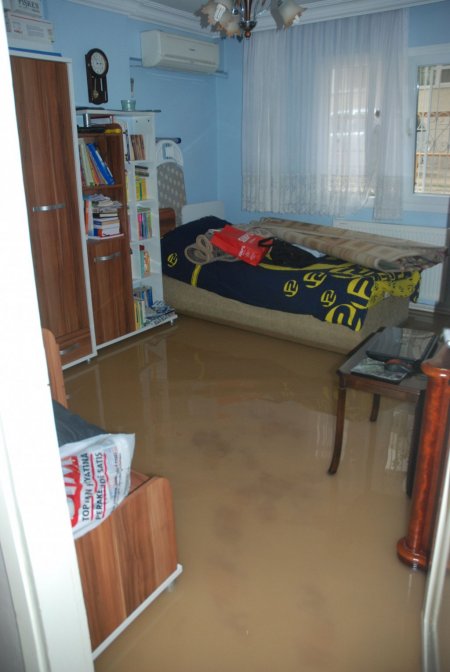 İzmir'de ana su borusu patladı mahalle göle döndü