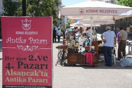 İzmir'de Antika Pazarı Açıldı