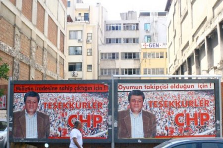 İzmir'de Balbay Adına Asılan Teşekkür Afişlerini Sahiplenen Çıkmadı