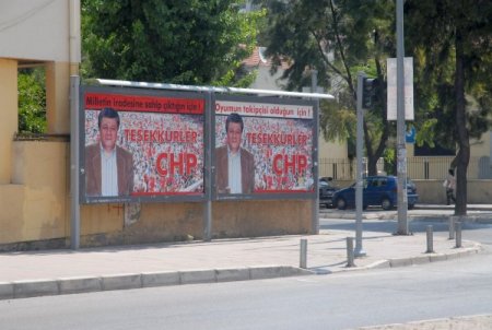 İzmir'de Balbay Adına Asılan Teşekkür Afişlerini Sahiplenen Çıkmadı