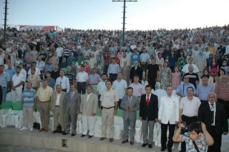 İzmir'de Binlerce Kişi Şehitleri Andı, Terörü Lanetledi