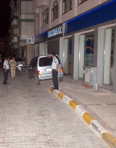 İzmir'de Bir Bankanın Yanında Ses Bombası Patladı