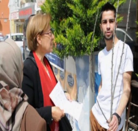 İzmir'de CHP'li kadınlara metro tepkisi