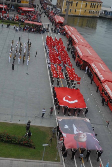İzmir'de CHP'li vekillerin protestosu Cumhuriyet Bayramı'na gölge düşürdü