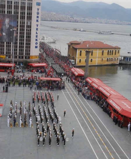 İzmir'de CHP'li vekillerin protestosu Cumhuriyet Bayramı'na gölge düşürdü