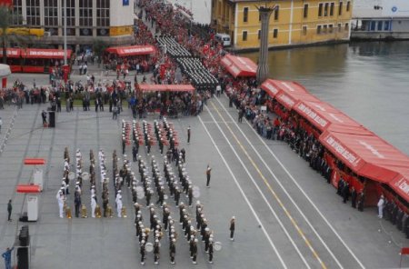 İzmir'de CHP'li vekillerin protestosu Cumhuriyet Bayramı'na gölge düşürdü