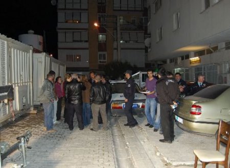 İzmir'de Çökme Tehlikesi Altındaki Apartman Boşaltıldı