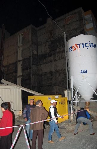 İzmir'de Çökme Tehlikesi Altındaki Apartman Boşaltıldı