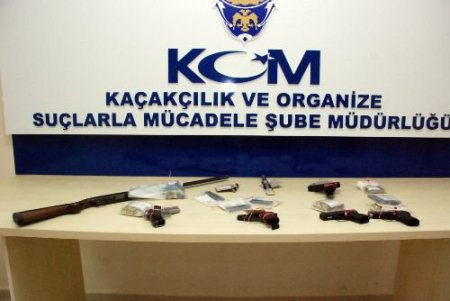 İzmir'de 'dayı' Lakaplı Elebaşının Çetesi Yakalandı