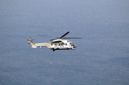 İzmir'de Denize Düşen Eğitim Uçağın Enkazı Çıkarılıyor