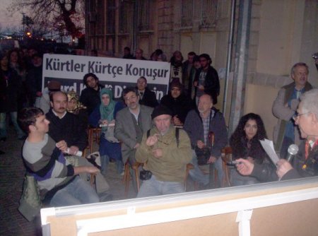 İzmir'de 'Dersimiz Kürtçe' Konulu Bir Eylem Gerçekleştirildi