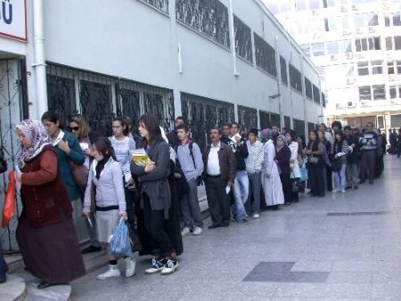 İzmir'de Elektronik Otobüs Kartı Alma Çilesi Devam Ediyor