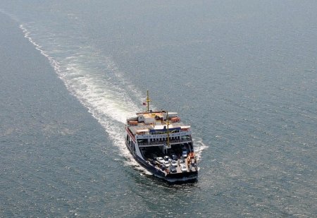 İzmir'de feribot ücretleri düştü, taşınan araba sayısı arttı