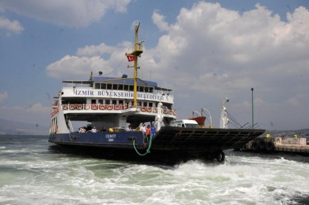 İzmir'de feribot ücretleri düştü, taşınan araba sayısı arttı