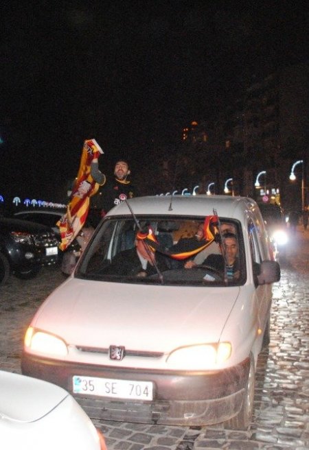 İzmir'de Galatasaray taraftarları galibiyeti kutladı