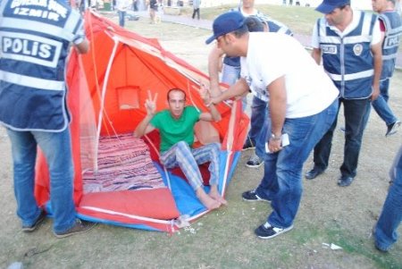 İzmir’de Gezi Parkı eylemcilerinin çadırlarına operasyon: 34 gözaltı