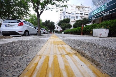 İzmir'de görme engelliler için 4 kilometrelik kaldırım yapıldı