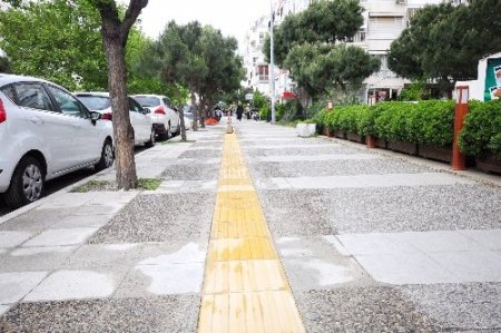 İzmir'de görme engelliler için 4 kilometrelik kaldırım yapıldı