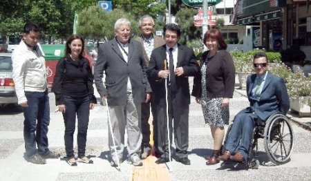İzmir'de görme engelliler için 4 kilometrelik kaldırım yapıldı