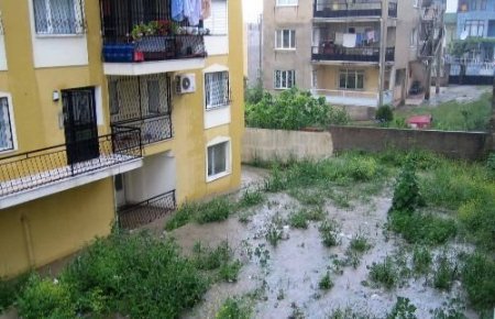 İzmir'de Her Yağmurda Evlerini Dere Suyu Basan Mahalle Sakinleri Çözüm İstiyor