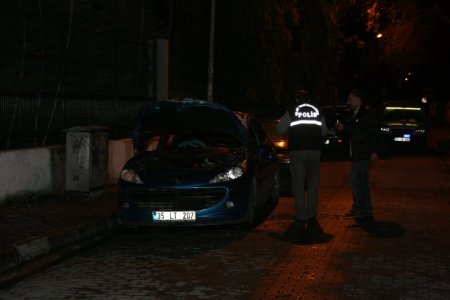 İzmir’de iki araç kundaklandı