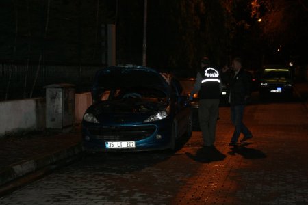 İzmir’de iki araç kundaklandı