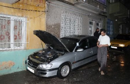 İzmir'de İki Ayrı Yerde 3 Otomobil Yandı