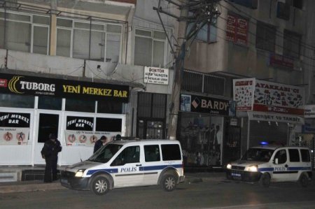 İzmir'de İki Kişi Bıçaklanarak Ağır Yaralandı
