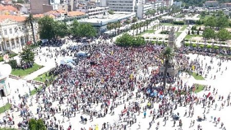 İzmir’de iş bırakan sendikalar Konak Meydanı’na yürüdü