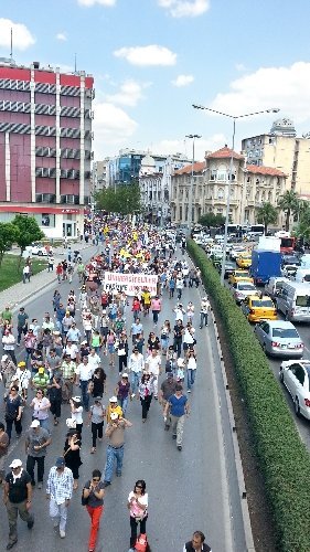 İzmir’de iş bırakan sendikalar Konak Meydanı’na yürüdü