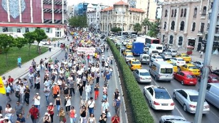 İzmir’de iş bırakan sendikalar Konak Meydanı’na yürüdü