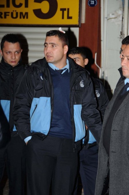 İzmir'de işportacılar zabıtaya saldırdı: Bir yaralı