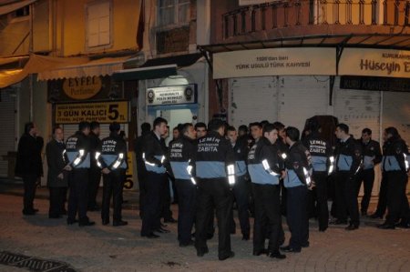 İzmir'de işportacılar zabıtaya saldırdı: Bir yaralı