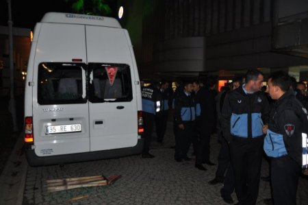 İzmir'de işportacılar zabıtaya saldırdı: Bir yaralı