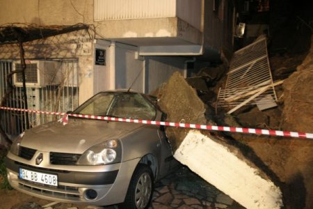 İzmir'de İstinat Duvarı Çöktü
