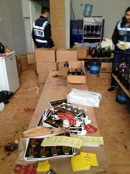 İzmir'de kaçak içki imalathanesine operasyon