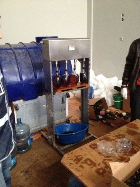 İzmir'de kaçak içki imalathanesine operasyon
