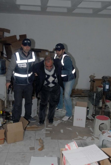 İzmir'de kaçak içki imalathanesine operasyon düzenlendi
