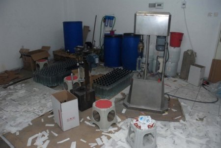 İzmir'de kaçak içki imalathanesine operasyon düzenlendi